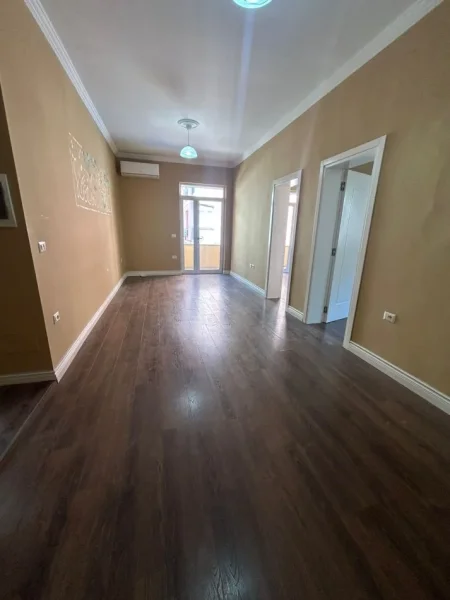 Tirane, jepet me qera zyre Kati 2, 90 m² 850 € (Prane Juridikut)