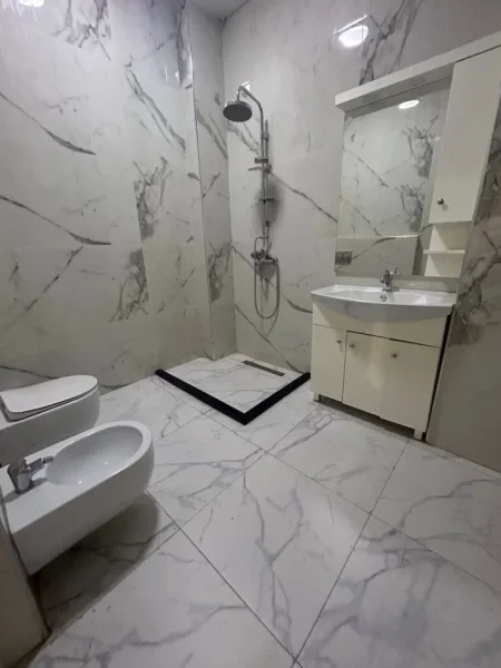 Tirane, jepet me qera zyre Kati 2, 90 m² 850 € (Prane Juridikut)