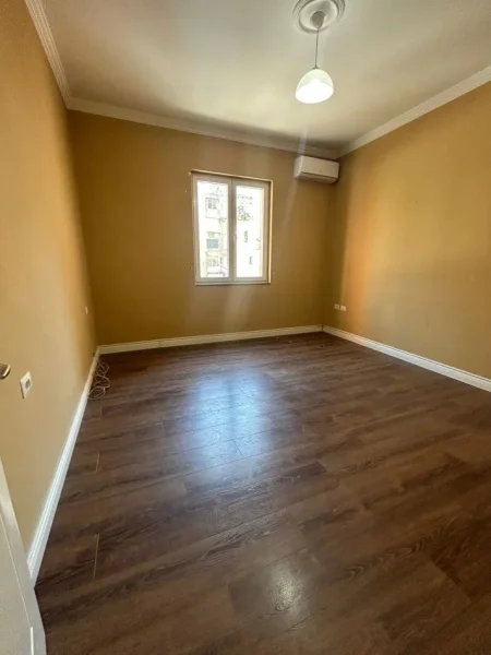 Tirane, jepet me qera zyre Kati 2, 90 m² 850 € (Prane Juridikut)