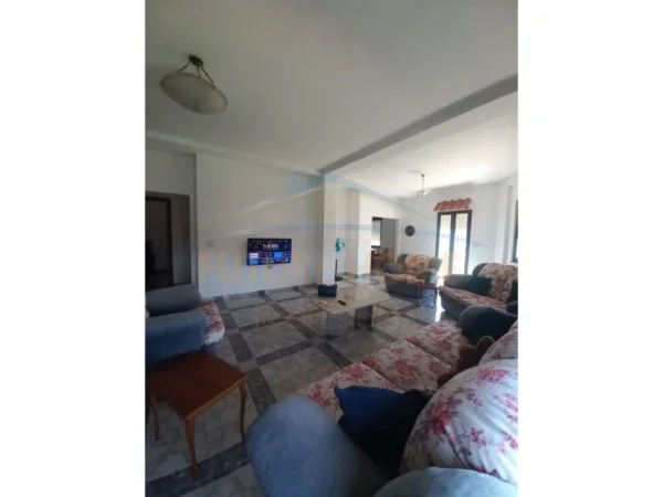 Tirane, jepet me qera 2+1 Kati 10, 169 m² 700 € 