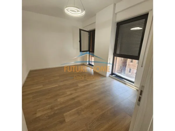 Tirane, jepet me qera zyre Kati 1, 75 m² 1100 € (Myslym Shyri)
