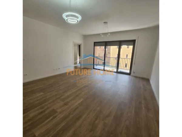 Tirane, jepet me qera zyre Kati 1, 75 m² 1100 € (Myslym Shyri)