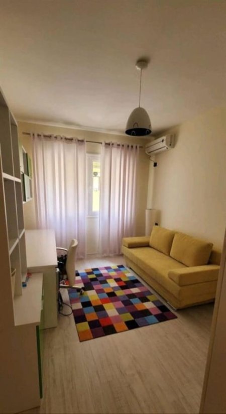 Tirane, jepet me qera apartament 2+1 Kati 3, 90 m² 500 € (Rruga Bill Klinton)