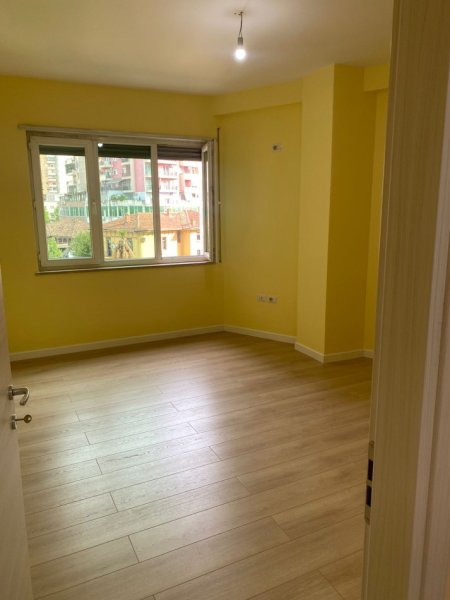 Tirane, jepet me qera zyre Kati 1, 80 m² 600 € (Selvia)