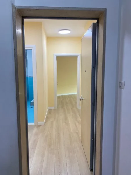 Tirane, jepet me qera zyre Kati 1, 80 m² 600 € (Selvia)