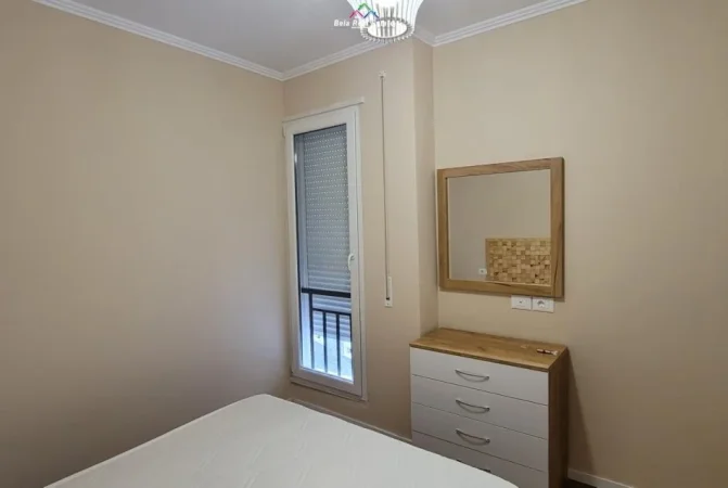 Tirane, jepet me qera apartament 1+1 Kati 3, 40 m² 450 € (Rruga e Dibres)