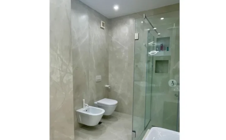 Tirane, jepet me qera apartament 2+1+Ballkon , (Bllok)