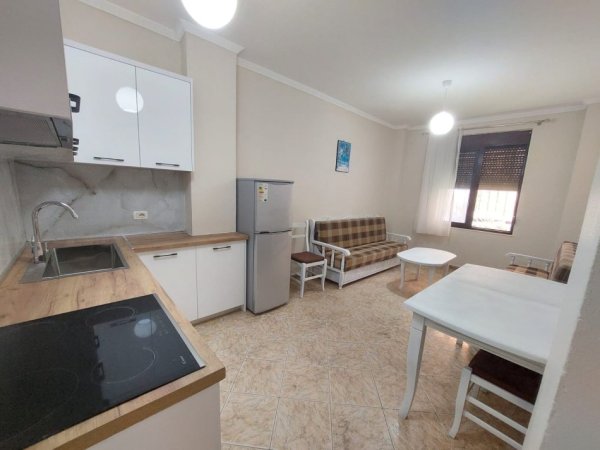 Durres, jepet me qera apartament 1+1 Kati 1, 72 m² 300 € (Ne krah te Hotel Adriatiku, Hekurudha, Durres)