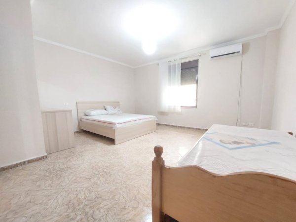 Durres, jepet me qera apartament 1+1 Kati 1, 72 m² 300 € (Ne krah te Hotel Adriatiku, Hekurudha, Durres)