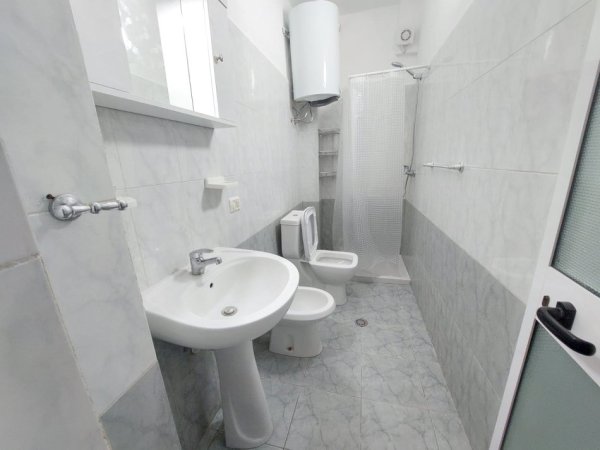 Durres, jepet me qera apartament 1+1 Kati 1, 72 m² 300 € (Ne krah te Hotel Adriatiku, Hekurudha, Durres)