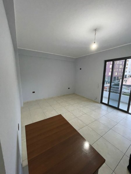 Tirane, jepet me qera apartament 2+1+Ballkon Kati 4, 350 € (Hasan Vogli)