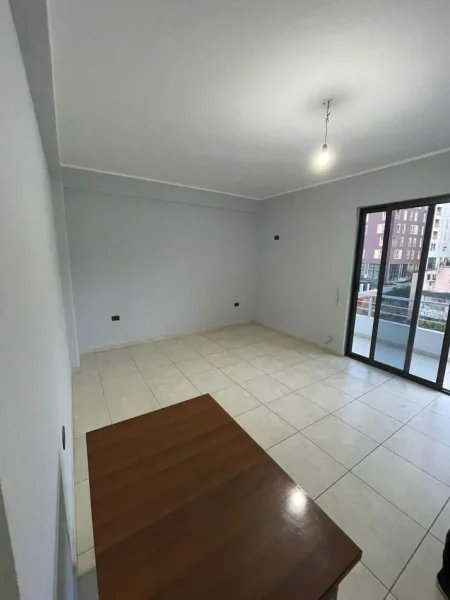 Tirane, jepet me qera apartament 2+1+Ballkon Kati 4, 350 € (Hasan Vogli)