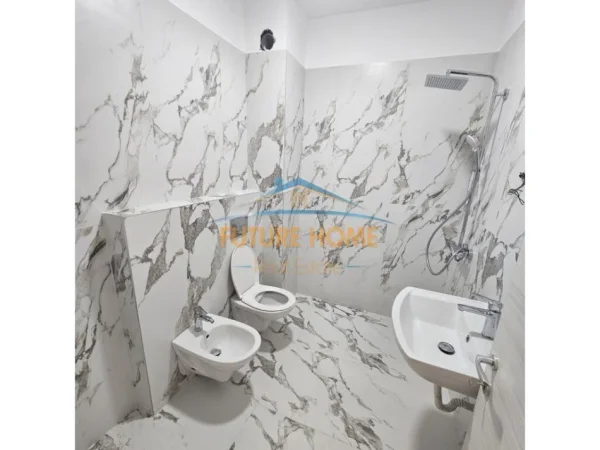 Tirane, jepet me qera ambjent biznesi Kati 1, 75 m² 1.100 € (Myslym Shyri)