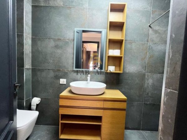 Tirane, jepet me qera apartament 2+1+2+Parkim Kati 3, 1.800 € (Secret Garden Residence, TEG)