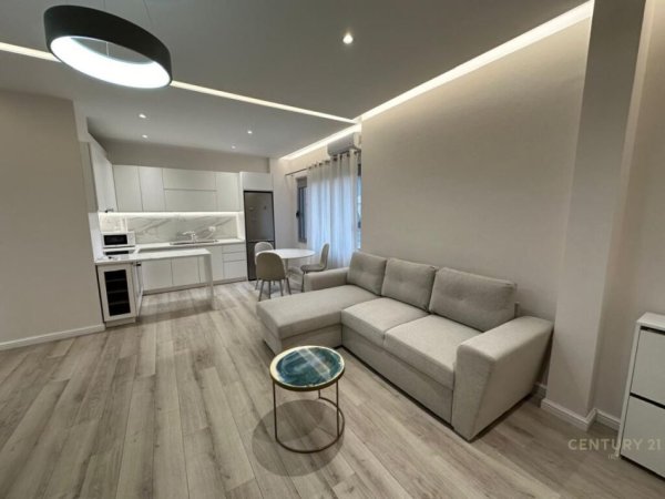 Tirane, jepet me qera apartament 1+1 Kati 5, 700 € (Rr.Kosovareve)