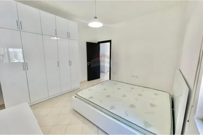 Tirane, jepet me qera apartament 1+1+Ballkon Kati 1, 64 m² 300 € (Rruga e Dajtit)