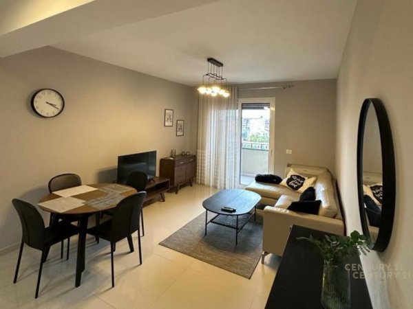 Tirane, jepet me qera apartament 1+1+Ballkon Kati 7, 800 € (Rr.Myslym Shyri)