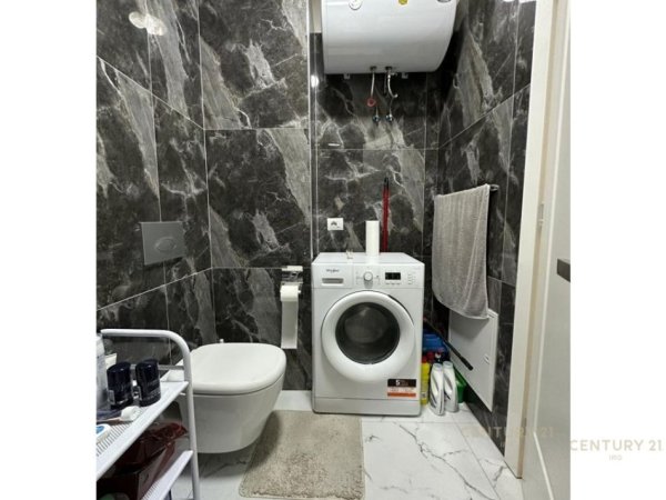 Tirane, jepet me qera apartament 1+1+Ballkon Kati 7, 800 € (Rr.Myslym Shyri)