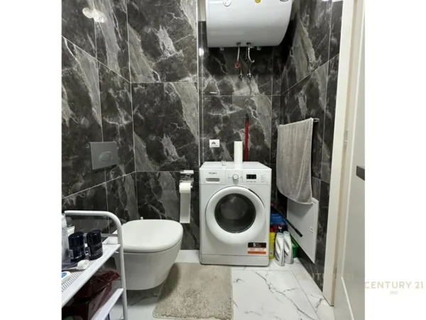 Tirane, jepet me qera apartament 1+1+Ballkon Kati 7, 800 € (Rr.Myslym Shyri)