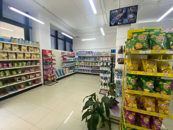 Tirane, jepet me qera ambjent biznesi Kati 0, 100 m² 850 € (Rruga Arkitekt Kasemi)