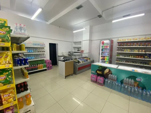 Tirane, jepet me qera ambjent biznesi Kati 0, 100 m² 850 € (Rruga Arkitekt Kasemi)