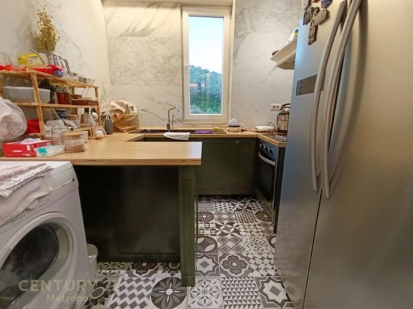 Tirane, jepet me qera apartament 3+1 Kati 3, 900 € (Kopshti Zoologjik)