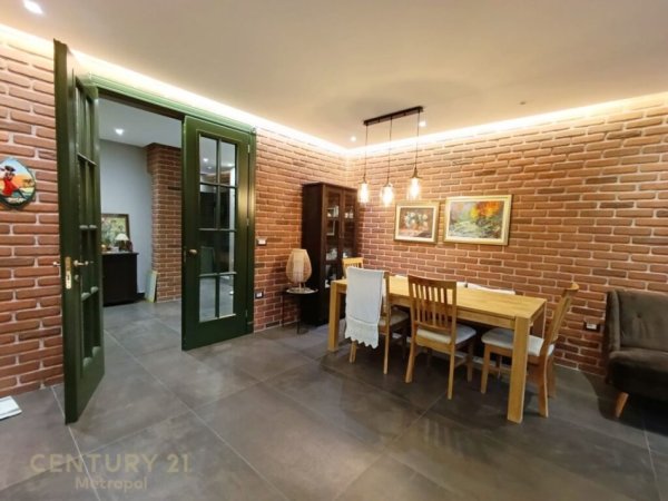 Tirane, jepet me qera apartament 3+1 Kati 3, 900 € (Kopshti Zoologjik)