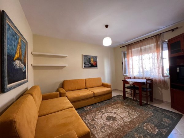 Tirane, jepet me qera apartament 1+1+Ballkon Kati 2, 53 m² 450 € (Rruga Bardhyl)
