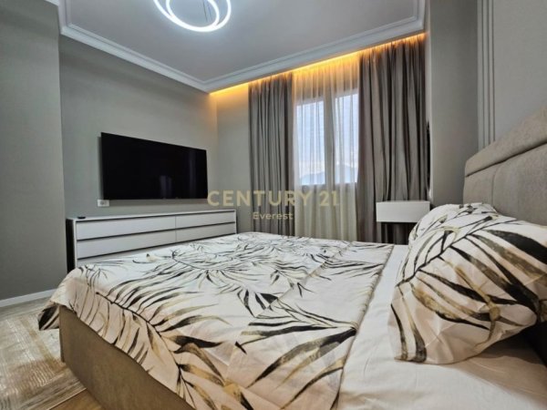 Tirane, jepet me qera 2+1+Aneks+Ballkon Kati 8, 1.500 € (Rr.Barrikadave)