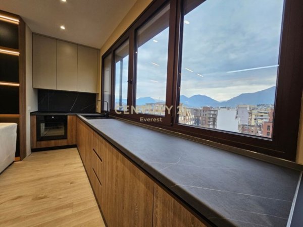 Tirane, jepet me qera 2+1+Aneks+Ballkon Kati 8, 1.500 € (Rr.Barrikadave)