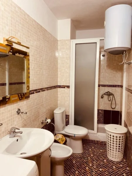 Tirane, jepet me qera apartament 1+1+Ballkon Kati 2, 70 m² 550 € (Rruga Vaso Pasha)