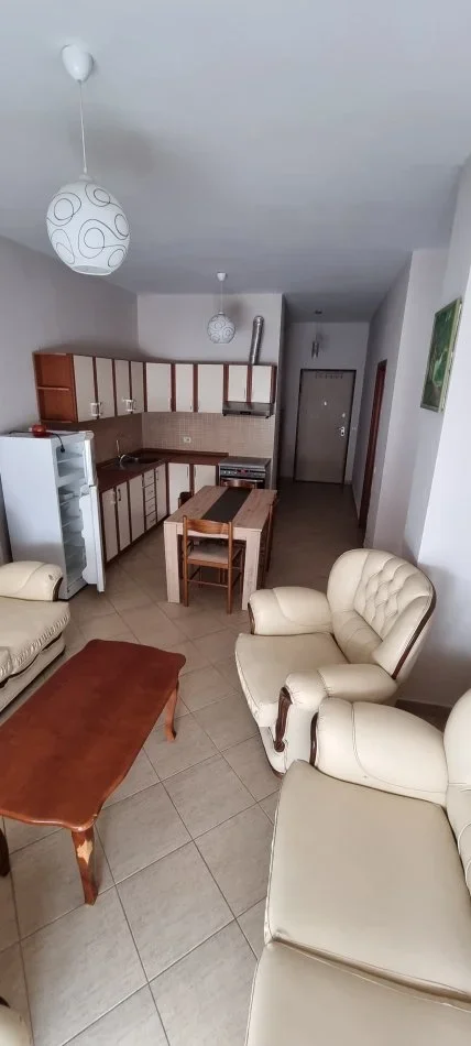 Tirane, jepet me qera apartament 1+1 Kati 4, 98 m² 500 € (Kopshti botanik)