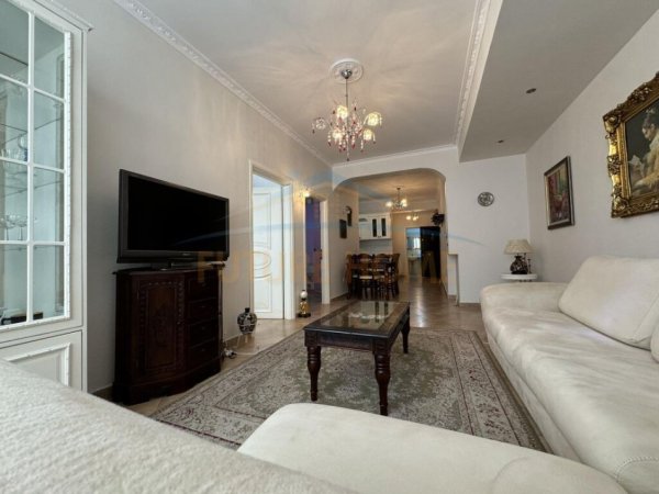 Tirane, jepet me qera apartament 2+1 Kati 2, 100 m² 600 € (Komuna Parisit)