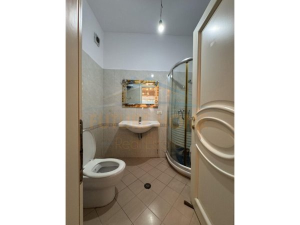 Tirane, jepet me qera apartament 2+1 Kati 2, 100 m² 600 € (Komuna Parisit)
