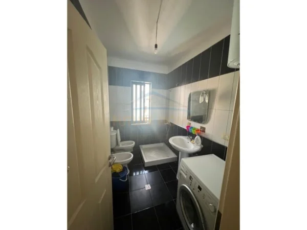 Tirane, jepet me qera apartament 2+1 Kati 7, 89 m² 500 € (YZBERISHT)