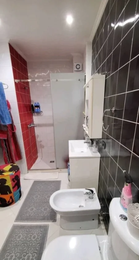 Tirane, jepet me qera apartament 2+1 Kati 3, 95 m² 500 € (Kopshti Botanik)