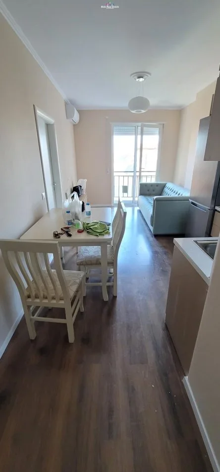 Tirane, jepet me qera apartament 1+1+Ballkon Kati 3, 50 m² 500 € (Tek Shkolla E Bashkuar)