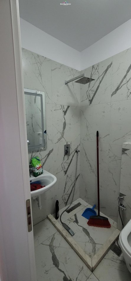 Tirane, jepet me qera apartament 1+1+Ballkon Kati 3, 50 m² 450 € (Tek Shkolla E Bashkuar)