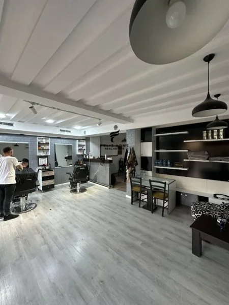 Tirane, shitet dyqan Kati 0, 52 m² 210.000 € (MYSLYM SHYRI)