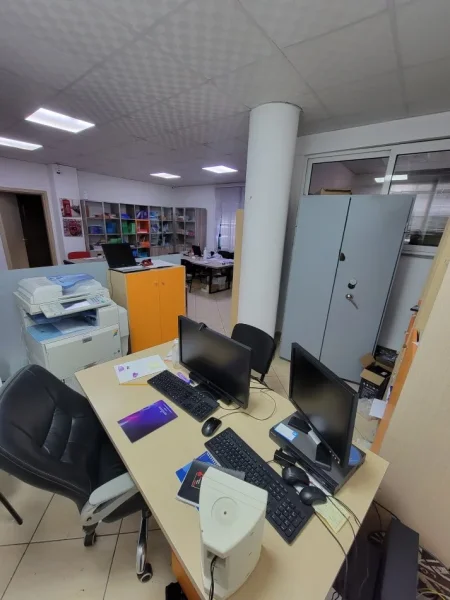 Tirane, jap me qera zyre Kati 1, 126 m² 1.200 € (blloku)