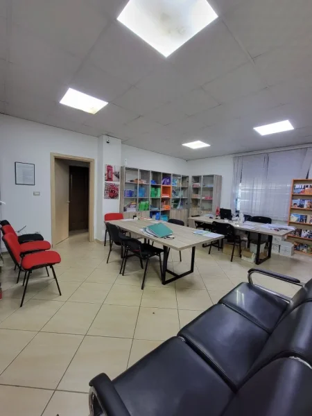 Tirane, jap me qera zyre Kati 1, 126 m² 1.200 € (blloku)