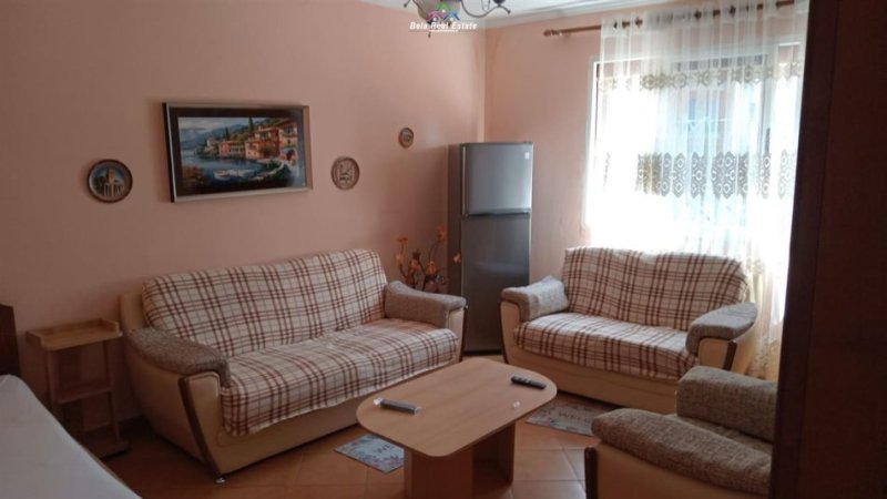 Tirane, jepet me qera apartament 1+1+Ballkon Kati 2, 55 m² 400 € (varrii bamit)