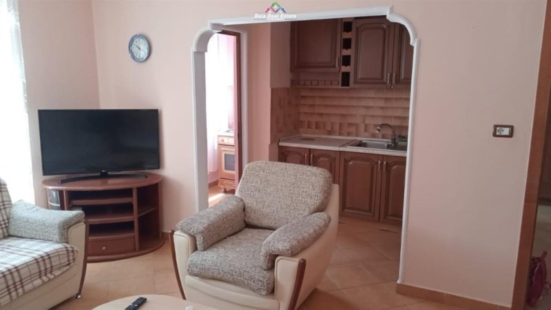 Tirane, jepet me qera apartament 1+1+Ballkon Kati 2, 55 m² 400 € (varrii bamit)