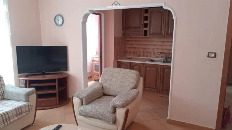 Tirane, jepet me qera apartament 1+1+Ballkon Kati 2, 55 m² 400 € (varrii bamit)