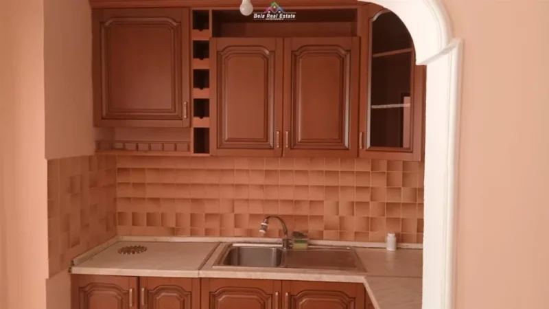Tirane, jepet me qera apartament 1+1+Ballkon Kati 2, 55 m² 400 € (varrii bamit)