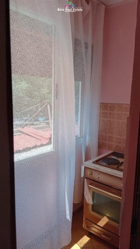 Tirane, jepet me qera apartament 1+1+Ballkon Kati 2, 55 m² 400 € (varrii bamit)