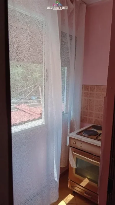 Tirane, jepet me qera apartament 1+1+Ballkon Kati 2, 55 m² 400 € (varrii bamit)