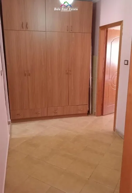 Tirane, jepet me qera apartament 1+1+Ballkon Kati 2, 55 m² 400 € (varrii bamit)