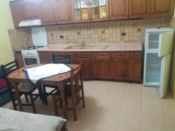 Tirane, jepet me qera Vile 2+1 Kati 2, 60 m² 300 € (vilat gjermane)