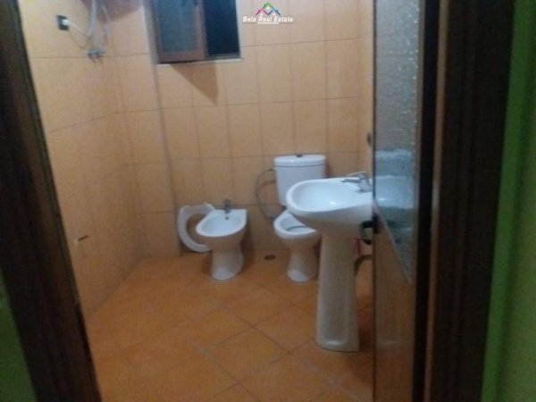 Tirane, jepet me qera Vile 2+1 Kati 2, 60 m² 300 € (vilat gjermane)